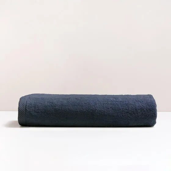Luxe marineblauw Florence maxi badhanddoek van 100% GOTS-katoen, 600 g/m², hoge kwaliteit, zacht en absorberend.
