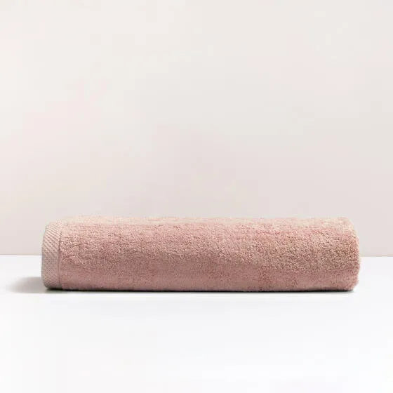 Luxe oudroze Florence maxi badhanddoek van 100% GOTS-katoen, 600 g/m², hoge kwaliteit, zacht en absorberend.
