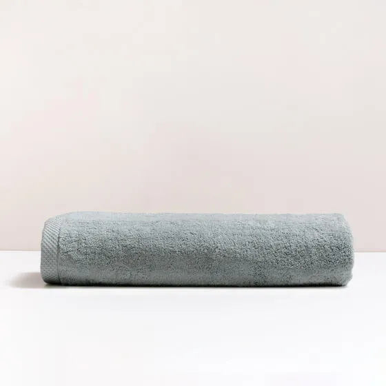 Luxe zilverblauw Florence maxi badhanddoek van 100% GOTS-katoen, 600 g/m², hoge kwaliteit, zacht en absorberend.