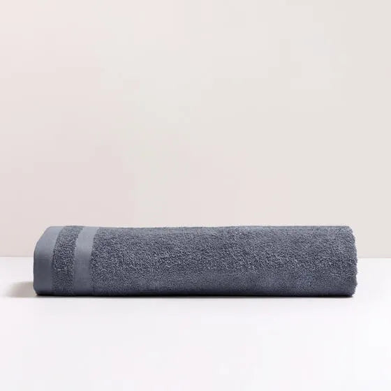 Duurzame blauwgrijs Luna maxi badhanddoek van 67% gerecycled katoen en 33% polyester, 500 g/m², hoge kwaliteit, zacht, absorberend en sneldrogend.