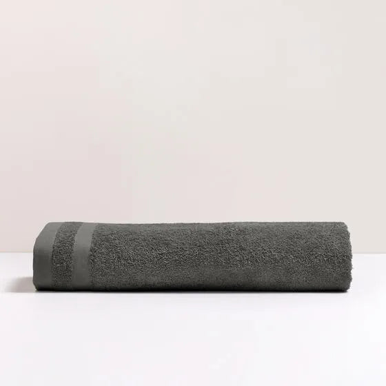 Duurzame ijzergrijs Luna maxi badhanddoek van 67% gerecycled katoen en 33% polyester, 500 g/m², hoge kwaliteit, zacht, absorberend en sneldrogend.