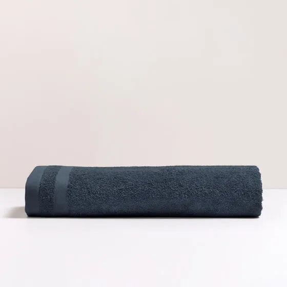 Duurzame indigoblauw Luna maxi badhanddoek van 67% gerecycled katoen en 33% polyester, 500 g/m², hoge kwaliteit, zacht, absorberend en sneldrogend.