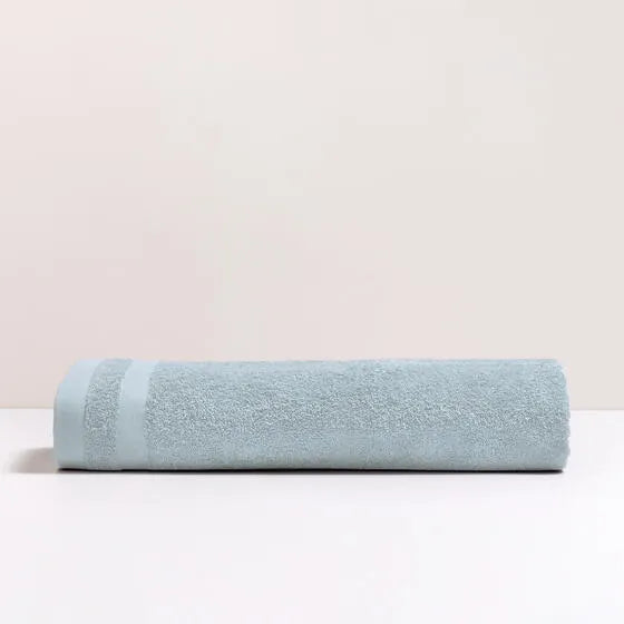 Duurzame lichtblauw Luna maxi badhanddoek van 67% gerecycled katoen en 33% polyester, 500 g/m², hoge kwaliteit, zacht, absorberend en sneldrogend.