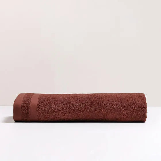 Duurzame mahonie Luna maxi badhanddoek van 67% gerecycled katoen en 33% polyester, 500 g/m², hoge kwaliteit, zacht, absorberend en sneldrogend.